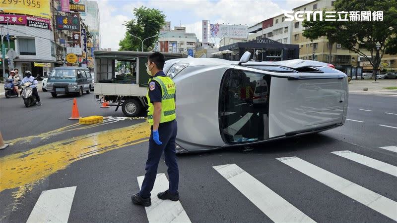 台中許姓女大生疑因分心未注意車前狀況，與載運雞蛋的小貨車發生碰撞。（圖／翻攝畫面）