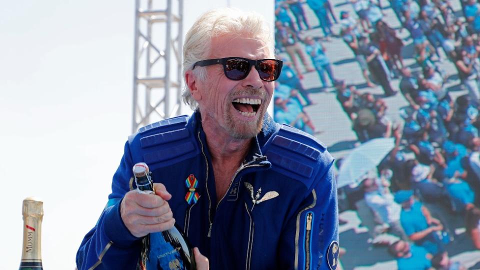 Richard Branson celebra con champagne luego de llegar al borde del espacio