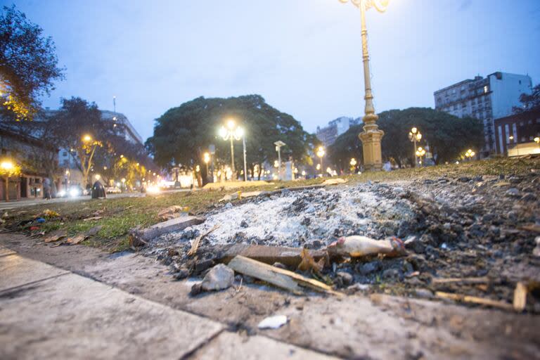 El pasto de la plaza quemado