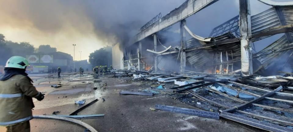 俄羅斯飛彈27日擊中烏克蘭中部城市克列緬丘格一間人潮擁擠的購物中心，當地州長指出，造成至少10人死亡，另有超過40人受傷。（圖取自facebook.com/MNS.GOV.UA）