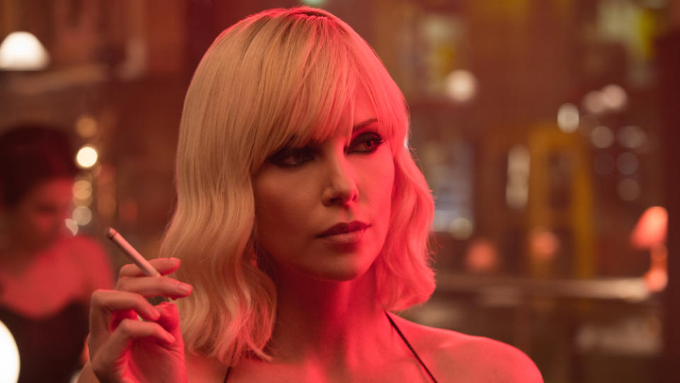 Starke Frauen liegen endlich im Kino-Trend. In "Atomic Blonde" darf das Charlize Theron eindrucksvoll beweisen - allerdings erst gegen Ende.