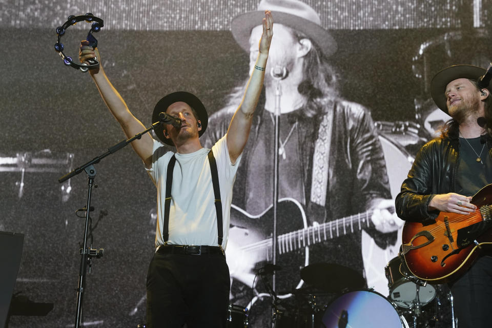 Jeremiah Fraites, izquierda, y Wesley Schultz de The Lumineers durante su concierto en el festival Corona Capital en la Ciudad de México, el domingo 19 de noviembre de 2023. (Foto AP/Aurea Del Rosario)