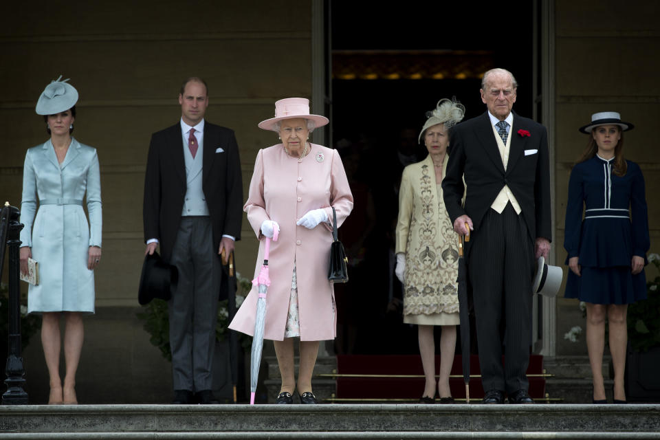 LONDON, ENGLAND - MAY 16: (left to right) Catherine,  Duchess of Cambridge, Prince William, Duke of Cambridge, Queen Elizabeth II, Princess Anne, Princess Royal, Prince Phillip, Duke of Edinburgh and Princess Beatrice at a garden party at Buckingham Palace on May 16, 2017 in London, England .(Photo by Victoria Jones - WPA Pool /Getty Images)