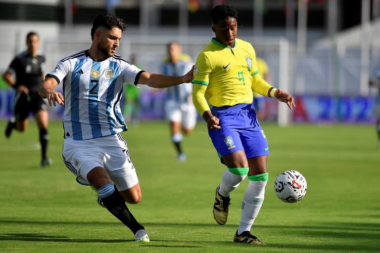 Marco Di Césare persigue a Endrick en un duelo ante Brasil; el defensor jugará ante Paraguay