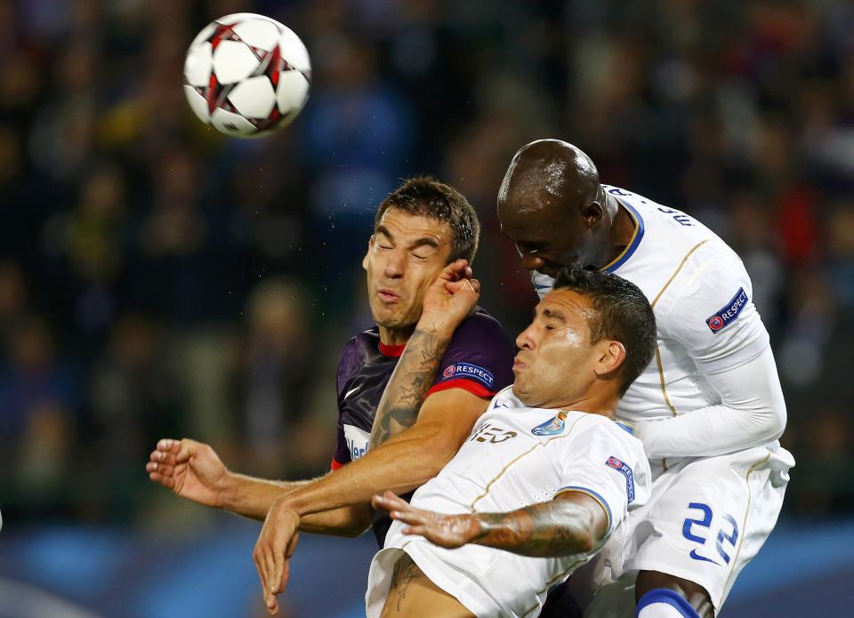 Austria Wien's Kaja Rogulj (L) jumps for the ball with Porto's Eliaquim Mangala (R) and Nicolas Otamendi during their Champions League Group G soccer match in Vienna September 18, 2013. REUTERS/Dominic Ebenbichler (AUSTRIA - Tags: SPORT SOCCER TPX IMAGES OF THE DAY)