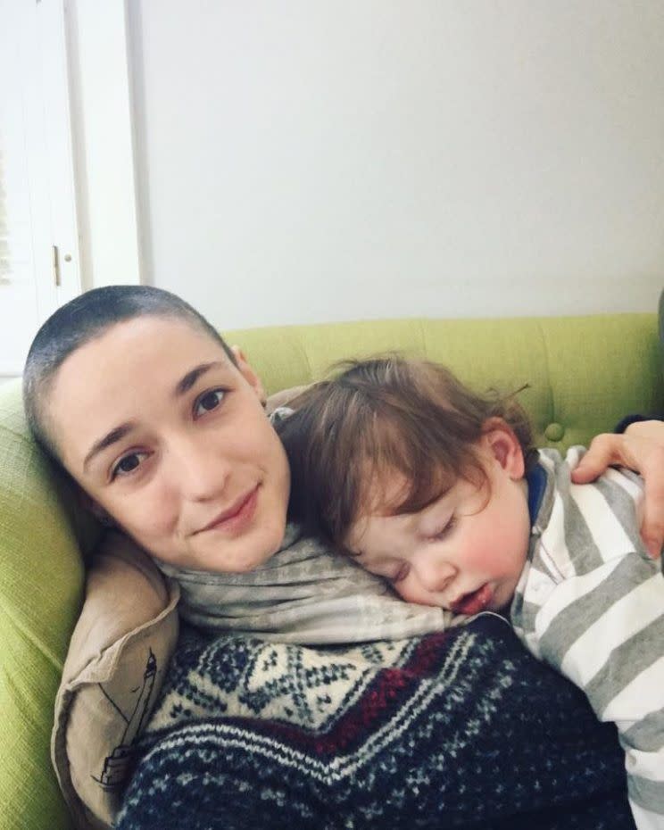 Virginia Mellen, avec sa belle tête rasée et son fils. (Photo : Virginia Mellen via Facebook)