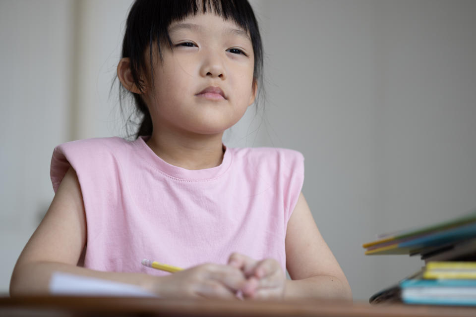 開學後，如果發現子女經常��起眼睛、父母就要留意子女是否視力有問題。