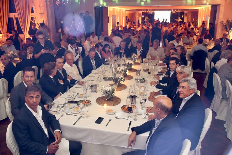 La mesa principal con autoridades en la cena de Expoagro