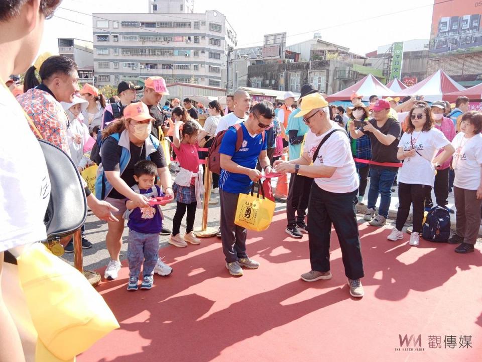 致力對台灣這塊土地關懷與責任，萬泰科技5年來每每動員百人、斥資數百萬元在白沙屯媽祖到北港朝天宮進香途中，發放抗菌、抗病毒、好呼吸口罩結緣，上月並支持媽祖孝心獎在花蓮頒獎給花東地區24位孝童，每位小朋友除了獲得2.6萬元獎助學金，還有一人一隻粉紅色熊玩偶。萬泰科技總裁張銘烈說，這些孩子生活在逆境中卻學業有成，更難得的是體諒家中情況，很少玩具的他們抱著粉紅熊的滿足與驚喜表情，讓他留下非常深刻印象，粉紅色除了與媽祖鑾駕的顏色呼應，在色彩學有溫柔、善良、同理心的象徵，從對媽祖信仰虔誠就能知道台灣社會相當良善，萬泰將繼續支持這樣的力量持續發散，這也是現代壓力社會非常需要的療癒效果。