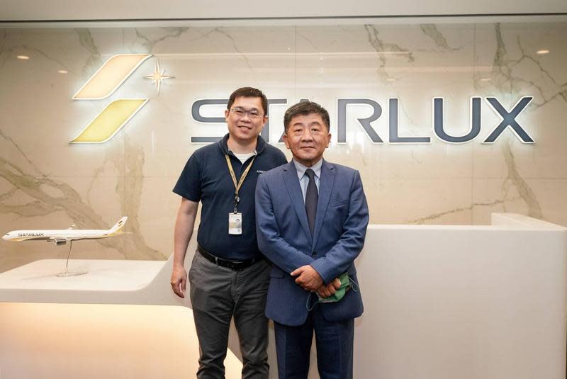陳時中（右）今參訪星宇航空，董事長張國煒（左）親自接待。（陳時中競選辦公室）