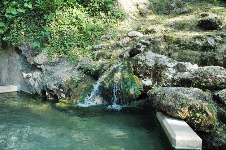 <span class="article__caption">Display Springs, Hot Springs National Park</span> (Photo: James St. John/<a href="https://www.flickr.com/photos/jsjgeology/51732611954/in/photolist-2mPracq-2mPiBWG-2mPsocc-2mPra82-2mJjLt6-2m3MKgy-7snikZ-7mhjX-7mhhf-7mh4b-2k4xxRM-2hGQTt6-2k5wVoG-cpQAZL-7mgTd-fncexj-6QJry-9exrc-cpQyAN-cpQBwW-cpQAKf-2kD9sHJ-7mh3f-7mh1G-2jwgmbv-2mQWHVx-2m3Viqr-24AKE2V-6QJrC-2mPePRd-2m7bs2W-24AKGfT-2k8Fn6J-2mPinUB-Gt1zpS-7mhd1-2mPePZV-2mPcLtu-9exqd-9exoa-2mPhaQx-2mPcLss-2mPbuHw-2mL7RZh-Gt1zZu-23ezEGR-2mNVF7d-2mP9EpL-cpQzLd-FEVAe" rel="nofollow noopener" target="_blank" data-ylk="slk:Flickr;elm:context_link;itc:0;sec:content-canvas" class="link ">Flickr</a>)