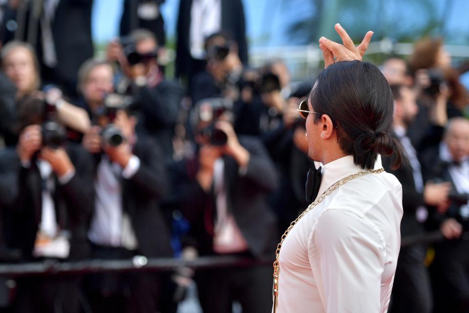 salt bae doing his signature move in front of cameras at the cannes film festival