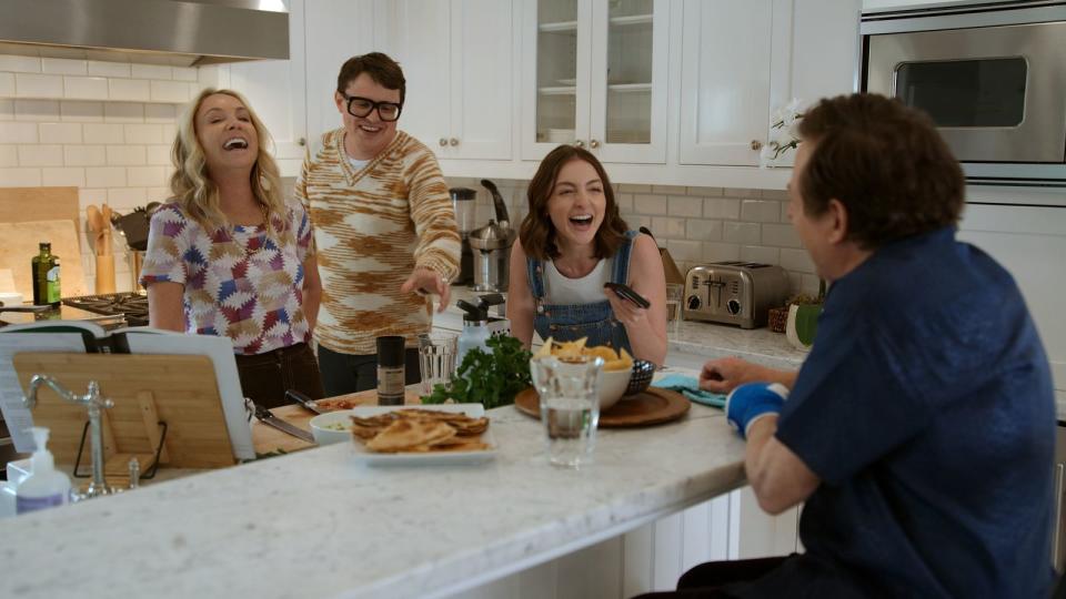 Michael J. Fox (rechts) mit seiner Frau Tracy Pollan (links), seinem erstgeborenen Sohn und seiner jüngsten Tochter beim Scherzen in den eigenen vier Wänden. (Bild: Apple TV+)