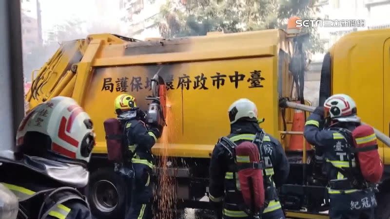 在台中北屯一台垃圾車的車廂起火，消防隊評估鋸開車身鈑金找起火點。