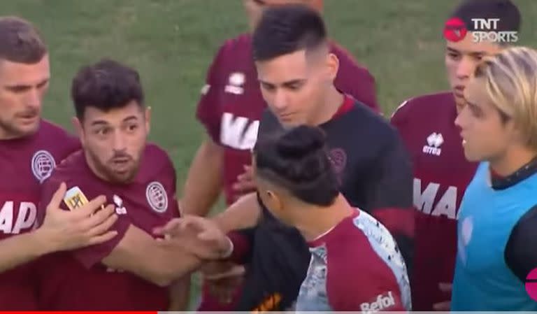 Los compañeros tuvieron que separar al Laucha Acosta y Monetti al final del partido que Lanús le ganó a Colón 1-0