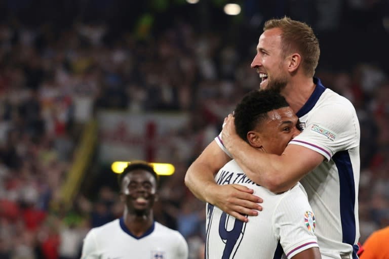 Harry Kane festeja con Ollie Watkins después de que Inglaterra se clasificara a la final de la Eurocopa. En Dortmund (Alemania), el 10 de julio de 2024 (Adrian DENNIS)