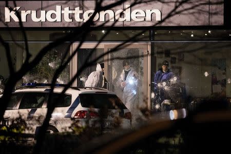 Forensic investigators are seen at the site of a shooting in Copenhagen February 14, 2015. REUTERS/Liselotte Sabroe/Scanpix Denmark