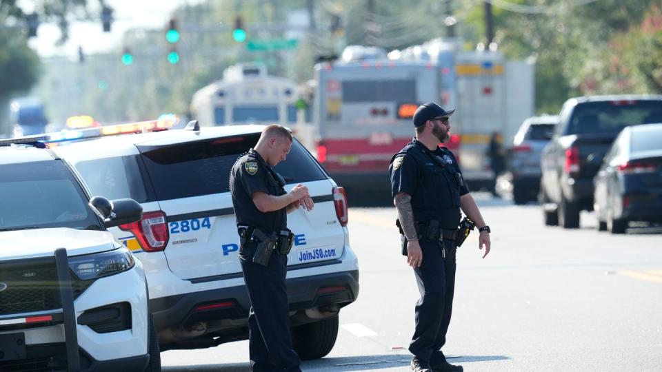 Polizisten sichern nach den tödlichen Schüssen eine Straße in Jacksonville. (Bild: John Raoux /AFP /dpa)