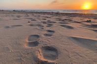 Las huellas se ven en una playa durante la puesta de sol en medio de la preocupación por la propagación de la enfermedad coronavirus (COVID-19), en el norte de la Franja de Gaza el 8 de abril de 2020