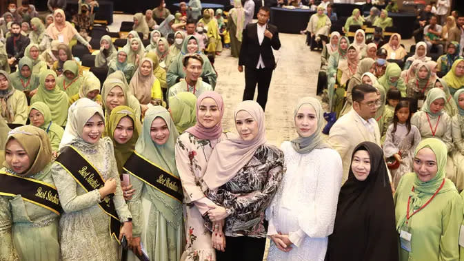 Sederet selebriti ikut meriahkan gathering yang digelar Fatimah Az Zahra, diantaranya, Oki Setiana dewi dan Olla Ramlan (istimewa)