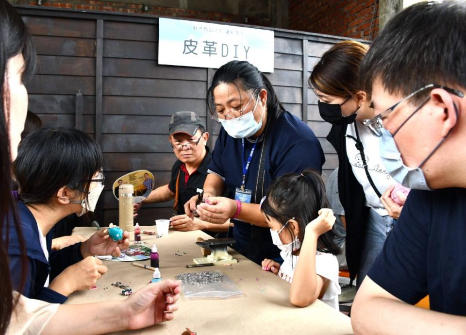 勞動部雲嘉南分署的身障職訓成果展提供民眾體驗皮件DIY，吸引民眾參加。(記者盧萍珊攝)