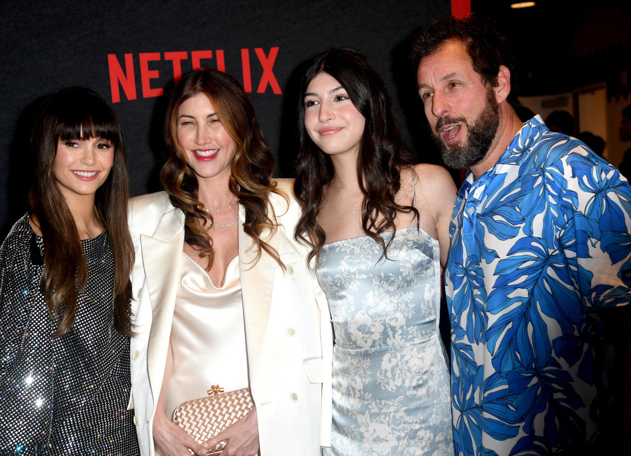 Nina Dobrev, Jackie Sandler, Sadie Sandler y Adam Sandler en Los Angeles en la premiere de Netflix de 