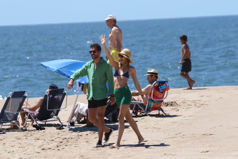 El entrenador y la modelo, relajados en Punta del Este