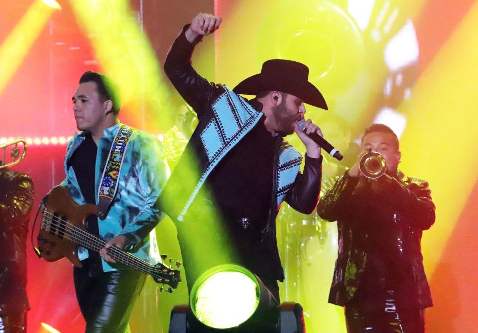 Gerardo Ortiz durante su actuación en el LA3C Fest de Los Angeles State Historic Park.