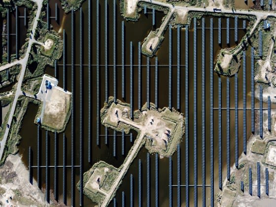 The Xinghuo water surface photovoltaic power station in Daqing, Heilongjiang Province, China, on Sept. 19. This power station has an installed capacity of 18.73 megawatts, and its average annual electricity generation is equivalent to that produced by burning 8400 tonnes of standard coal, which in turn reduces carbon dioxide emissions by 22,000 tonnes. <span class="copyright">Wang Jianwei—Xinhua/Getty Images</span>