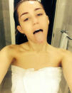 Miley Cyrus estará más guapa sin maquillar (cuando no trabaja intenta evitar los cosméticos), pero lo de sacar la lengua no cambia. Selfie! (Foto: Instagram / @mileycyrus).