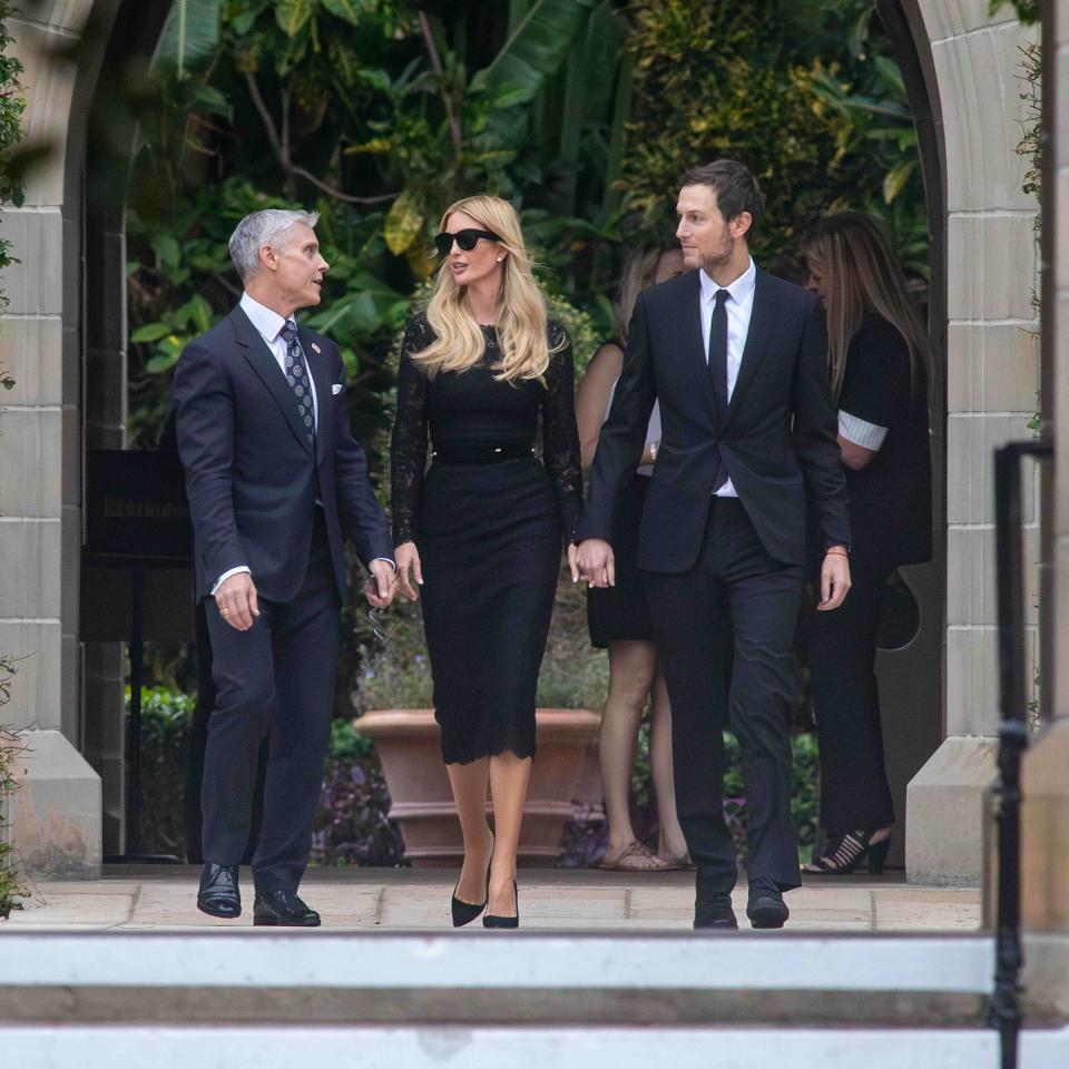 Ivanka Trump et son mari Jared Kushner, à droite, arrivent jeudi aux funérailles d'Amalija Knavs.