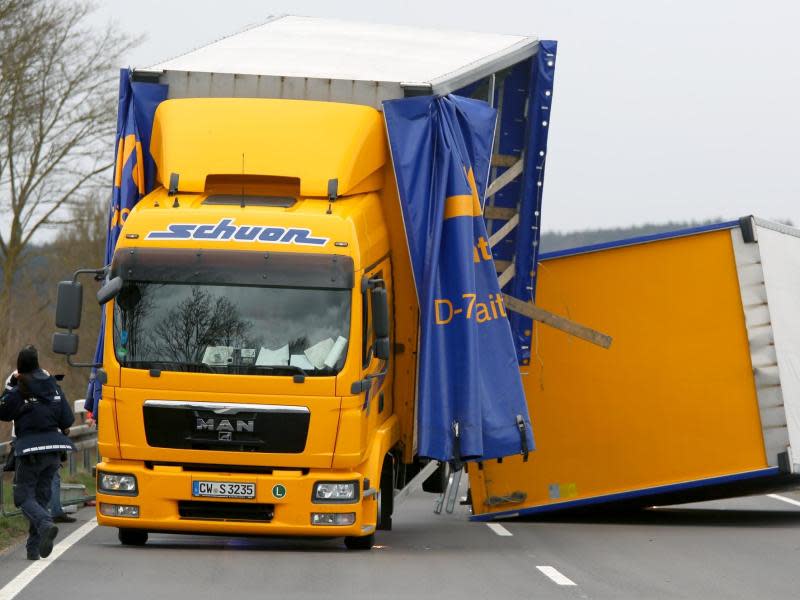 Auch in Baden-Württemberg schlug Orkan «Niklas» zu: Ein umgewehtes Lkw-Gespann auf der B312 bei Berkheim. Foto: Ralf Zwiebler