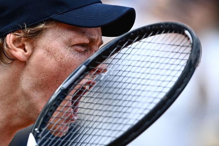 Jannik Sinneer festeja un punto frente a Mackenzie McDonald en Roland Garros.