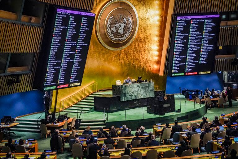 La Asamblea General de la ONU durante la votación sobre una resolución que pedía a Israel respetar sus obligaciones legales y humanitarias en su guerra contra Hamás, en la sede de la ONU en Nueva York, el 12 de diciembre de 2023.  (Foto AP/Bebeto Matthews)