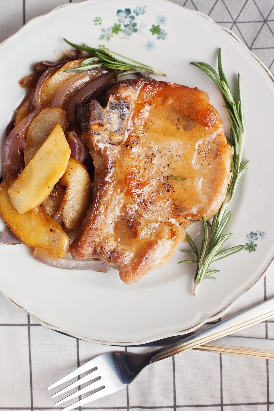 Coriander-Crusted Pork Chops with Sautéed Apples and Caramelized Onions