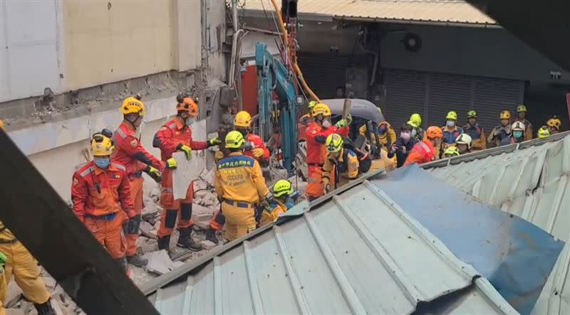 工人受困打地基，導致鄰宅倒塌受困瓦礫堆，搜救人員徒手搬瓦礫救人。(圖／翻攝畫面)