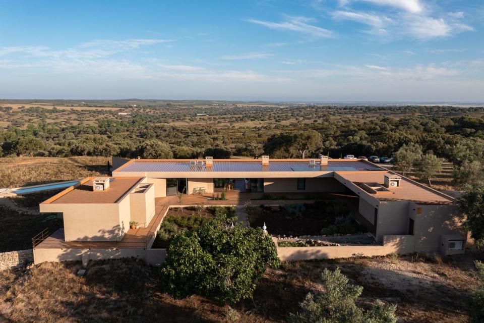 La nueva casa de la pareja, llamada Casa Baio, tiene piscina propia, cinco habitaciones y un granero convertido en casa de la piscina. Crédito: Duarte Bivar