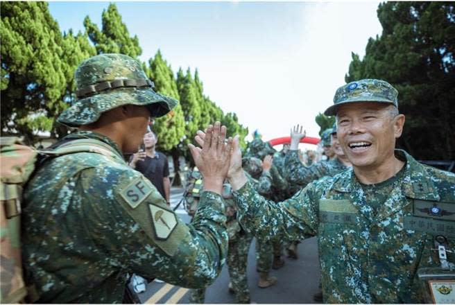 航特指揮官何啟鎮（右）升陸軍副司令。摘自中華民國陸軍臉書。