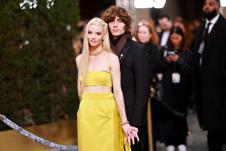 BEVERLY HILLS, CALIFORNIA - 10 DE ENERO: (De izquierda a derecha) Anya Taylor-Joy y Malcolm McRae asisten a la 80ª edición de los Golden Globe Awards en el Beverly Hilton el 10 de enero de 2023 en Beverly Hills, California. (Foto de Matt Winkelmeyer/FilmMagic)