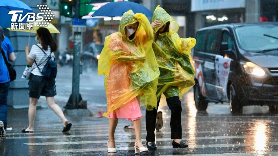 颱風外圍雲系帶來短暫雨，出門記得帶雨具。（圖／胡瑞麒攝）