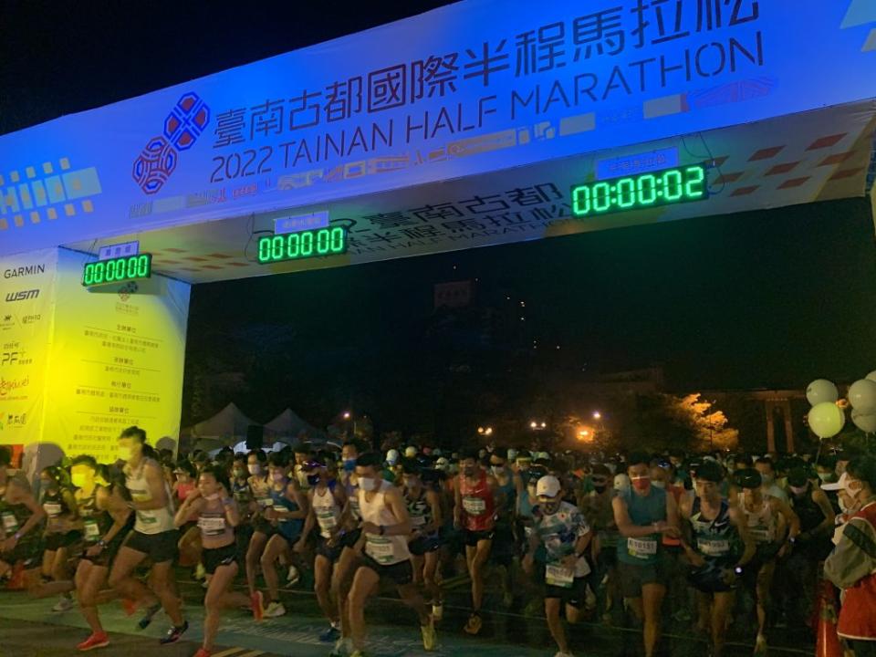台南古都馬拉松，6日清晨在市府永華行政中心開跑。（記者陳銀全攝）
