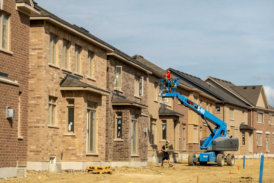 Construction crew works on new homes under construction, on the day Bank of Canada increased its policy rate a full percentage point in Brampton, Ontario, Canada July 13, 2022. REUTERS/Carlos Osorio