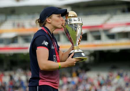 England's Heather Knight celebrates winning the world cup by kissing the trophy Action Images via Reuters/Andrew Couldridge