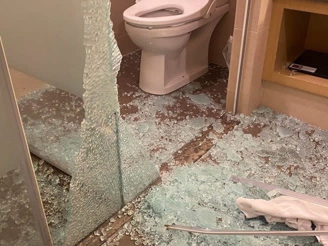 一名網友帶家人住五星飯店，碰上淋浴間玻璃爆裂意外。（翻攝自 爆廢公社）