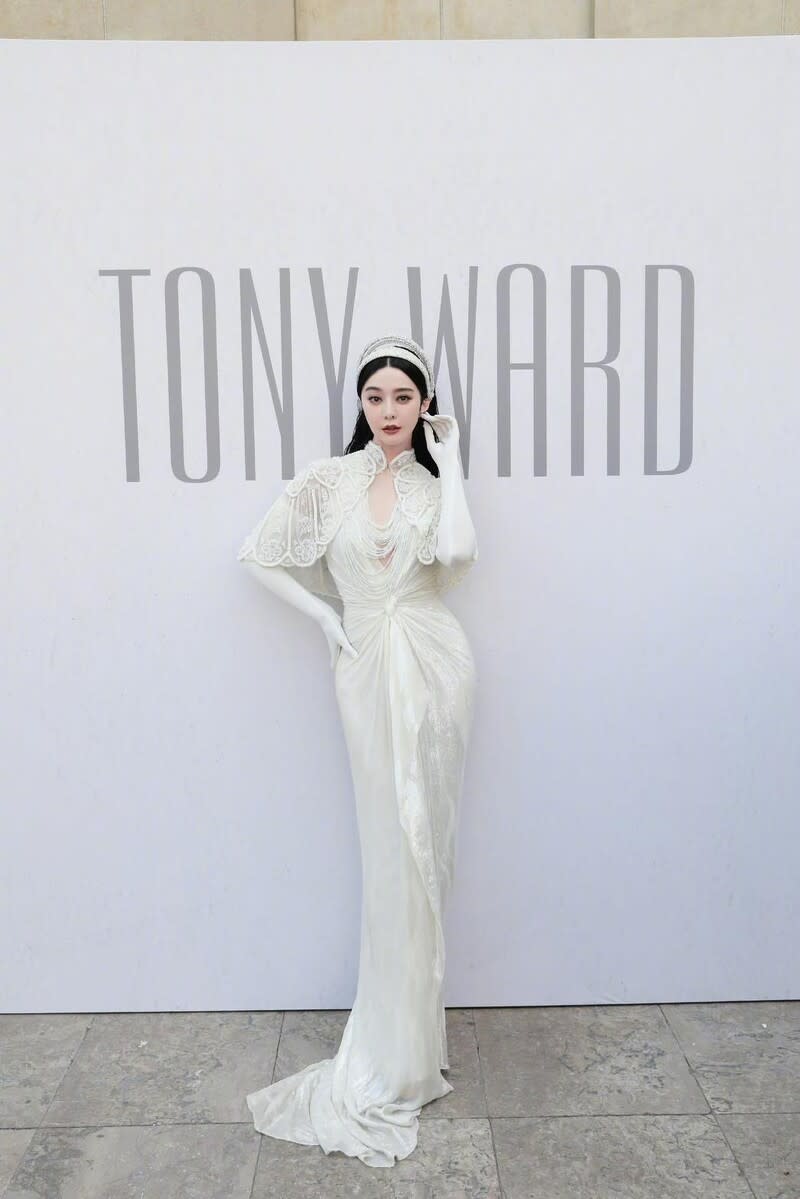 范冰冰以銀白色光澤的深V長禮服出席Tony Ward 2023秋冬高訂秀