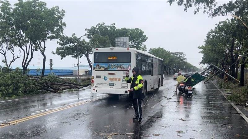 北高雄往返湖內、茄萣的道路上午傳出路樹、路邊標誌桿及電桿遭吹斷等情形。（圖／翻攝畫面）