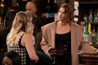 Zuletzt kehrte Cobie Smulders (Bild, rechts, mit Hilary Duff) an ihre alte "Wirkungsstätte" zurück: Im Spin-off "How I Met Your Father" (bei Disney+) hatte sie im Finale von Staffel eins einen Gastauftritt und gab - in der aus der Originalserie bekannten McLaren's-Bar - der Hauptfigur Sophie Beziehungsratschläge. (Bild: Patrick Wymore/Hulu/Disney+)