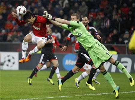 Manchester United's Shinji Kagawa (L) attempts to score past Bayer Leverkusen's goalkeeper Bernd Leno (R) during their Champions League Group A soccer match at the BayArena in Leverkusen November 27, 2013. REUTERS/Ina Fassbender