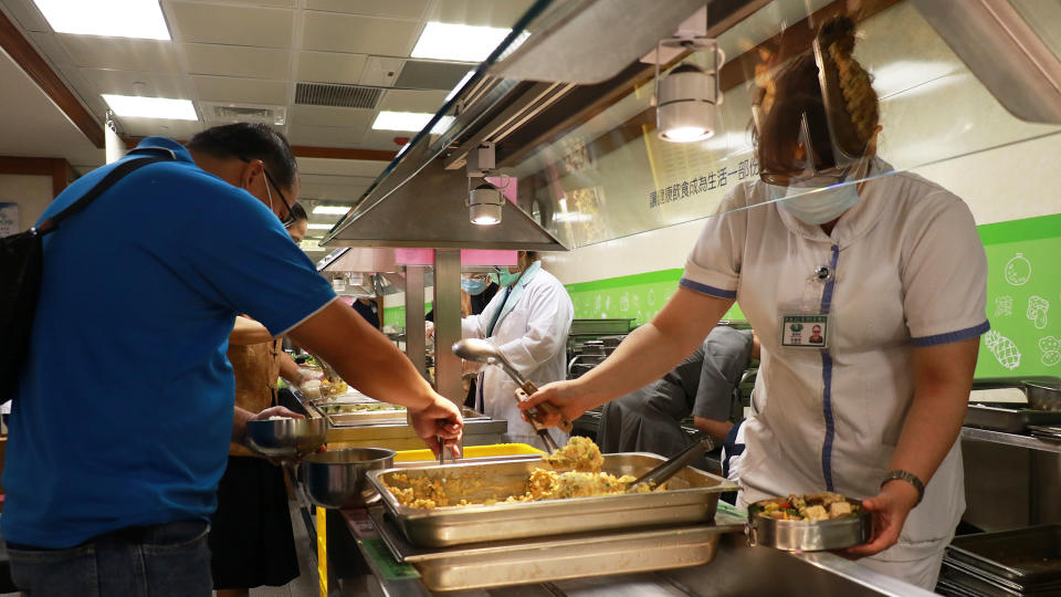 臺中慈濟醫院員工餐廳50元美味餐點，提升同仁士氣。