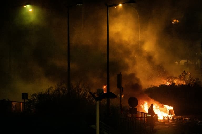 Des feux allumés sur une barricade à Fort-de-France, en Martinique, lors de violences urbaines, le 25 novembre 2021 - LOIC VENANCE © 2019 AFP